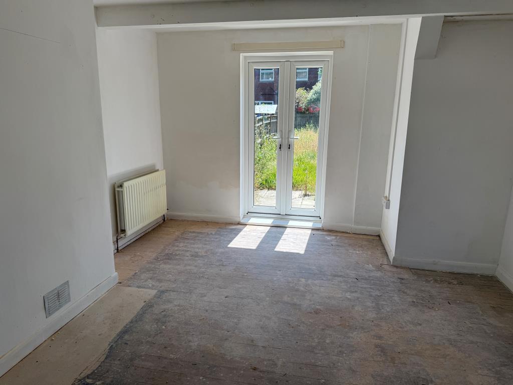 Lot: 170 - SEMI-DETACHED HOUSE IN NEED OF UPDATING -
